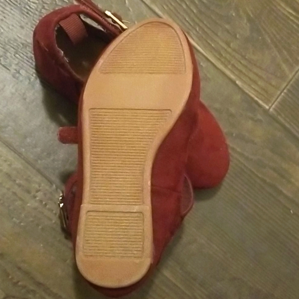 Cute 3 strap burgundy and gold flat shoes